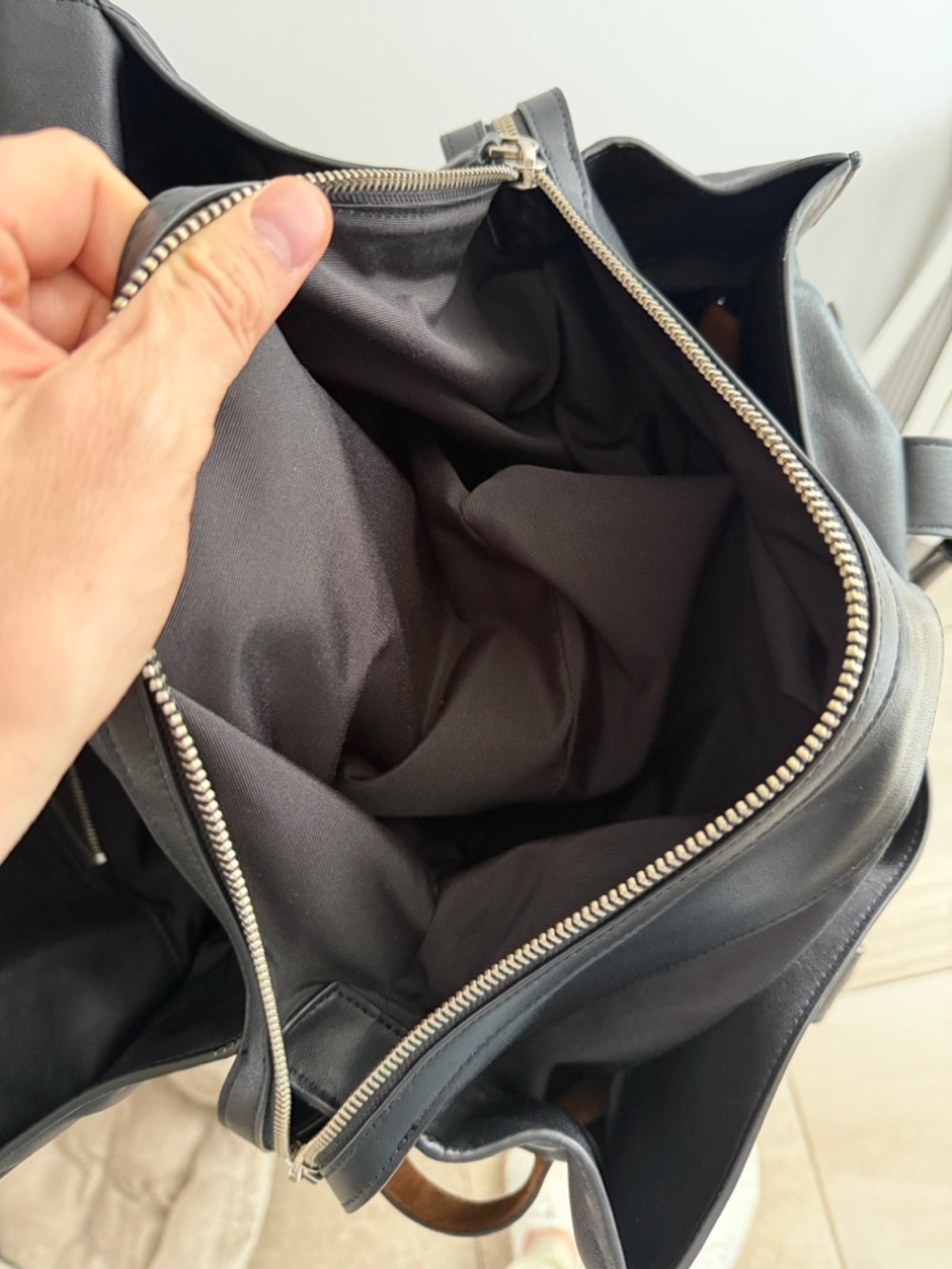 Marc Jacobs Black Dakota Leather Tote with Interior Zip Pocket - Picture 3 of 8